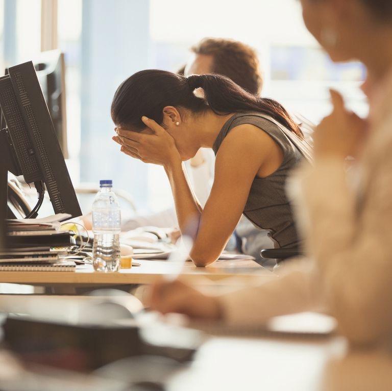 Imagen de una trabajadora con burnout o estrés laboral con sensación de agotamiento, cansancio y ansiedad