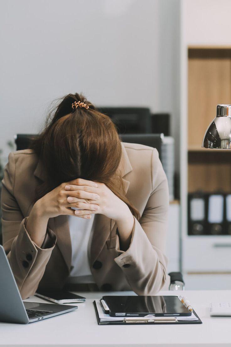 Causas del estrés laboral: por qué aparece y qué factores influyen en tu bienestar psicológico