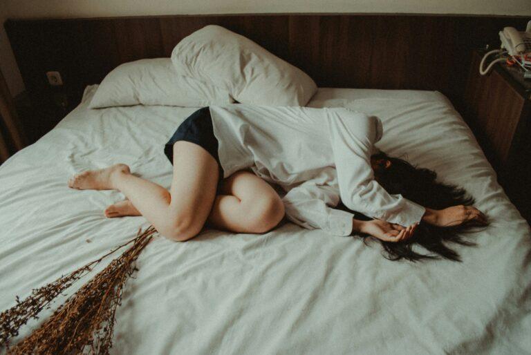 Conoce los síntomas del burnout, aprende a identificarlo y descubre cómo recuperar tu energía y equilibrio emocional.